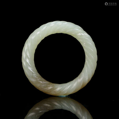 A WHITE JADE CARVED CASSOCK RING