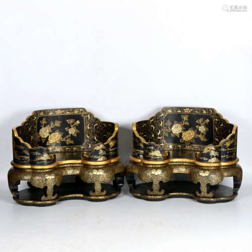 A PAIR OF BLACK LACQUER DRAGON THRONES