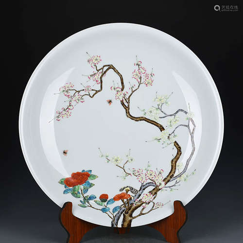 A FAMILLE ROSE FLORAL PORCELAIN PLATE