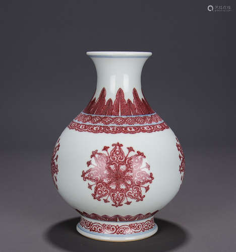 AN UNDERGLAZED RED FLORAL PORCELAIN VASE