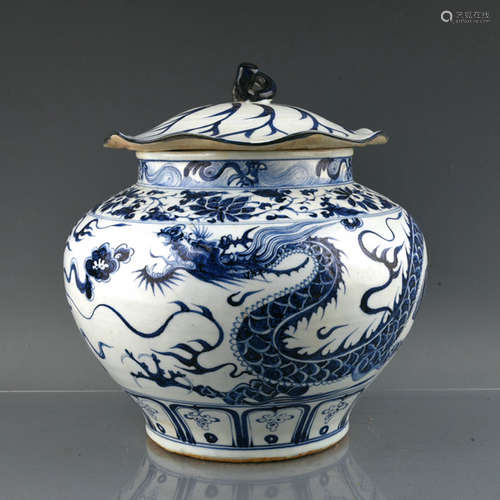 A BLUE WHITE DRAGON MOTIF PORCELAIN JAR WITH LOTUS LEAF-SHAPED COVER