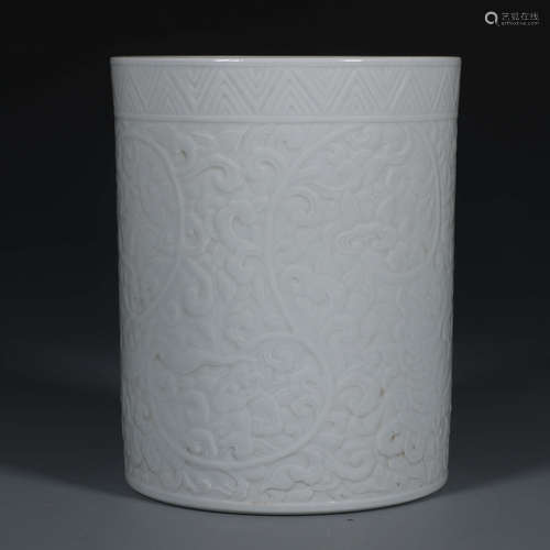 A SWEET WHITE GLAZE FLORAL PORCELAIN BRUSH POT