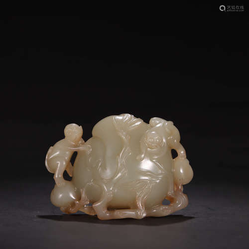 A JADE CARVED MONKEY & PEACH ORNAMENT