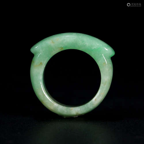 A HORSE SADDLE-SHAPED JADEITE RING