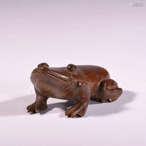 A BAMBOO CARVED TOAD ORNAMENT