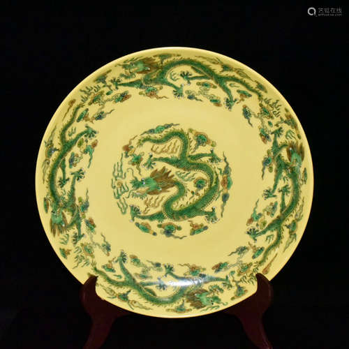 A YELLOW GLAZE FAMILLE VERTE DRAGON MOTIF PORCELAIN PLATE