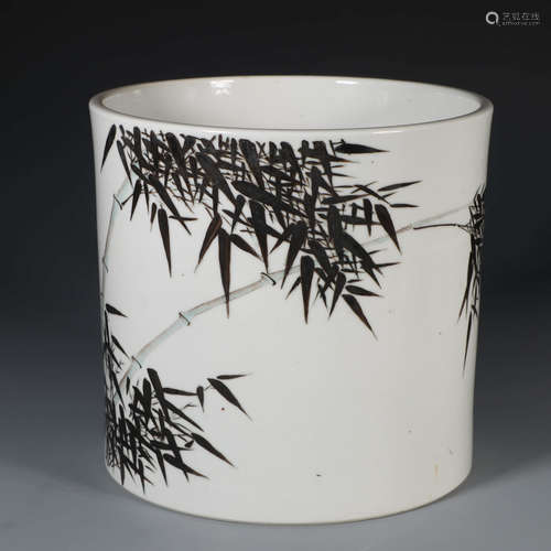 A GRISAILLE INSCRIBED PORCELAIN BRUSH POT