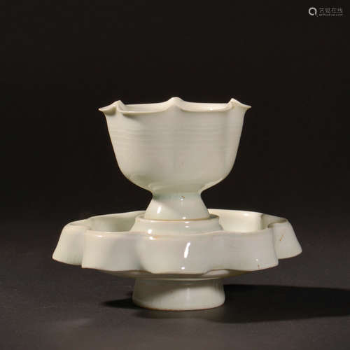 A HUTIAN KILN GREEN WHITE GLAZE PORCELAIN FLOWER-MOUTH CUP SAUCER