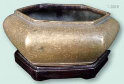 清，铜制水孟一个，带原木托，长约120mm，高约46.5mm。唐石父旧藏。