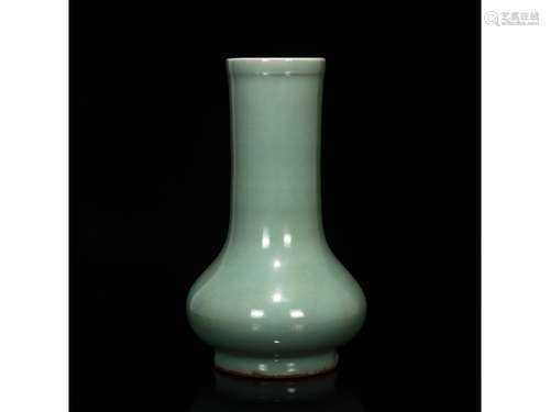 A CELADON LONGUQN BOTTLE VASE