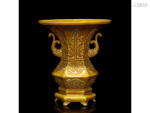A YELLOW GLAZED FACETED VASE, QIANLONG MARK