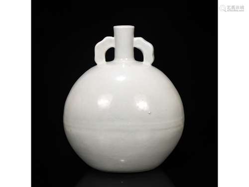 A WHITE GLAZE MOONFLASK VASE