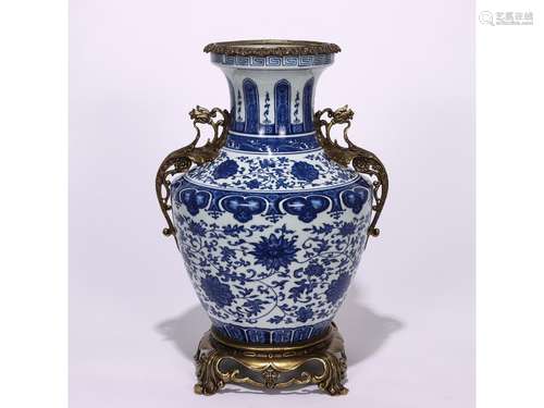 A BLUE AND WHITE VASE, QIANLONG MARK