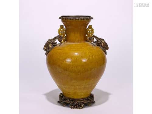 A YELLOW GLAZED VASE, HONGZHI MARK