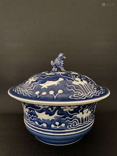 A LARGE BLUE AND WHITE BOWL AND COVER,