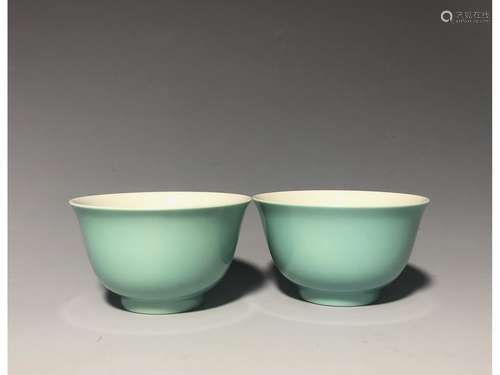 A PAIR OF GREEN-GLAZED BOWLS, YONGZHENG MARK