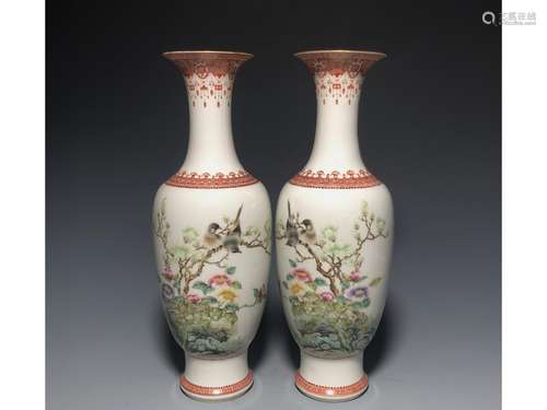 A PAIR OF FAMILLE ROSE VASE