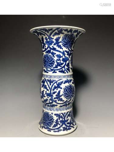 A BLUE AND WHITE BEAKER VASE