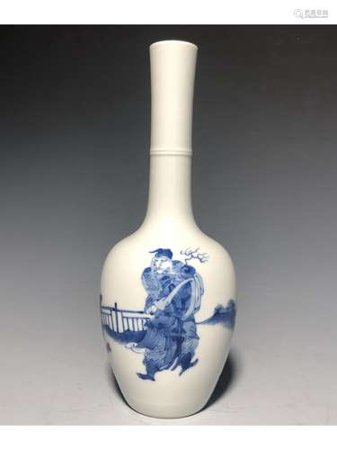 A BLUE AND WHITE BOTTLE VASE