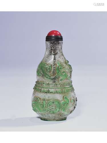 A GREEN OVERLAY SNUFF BOTTLE