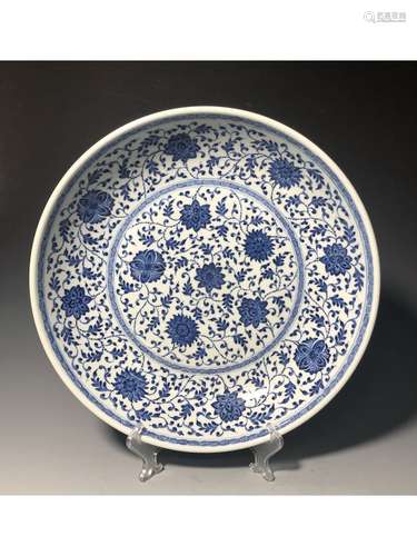 A BLUE AND WHITE PETAL CHARGER