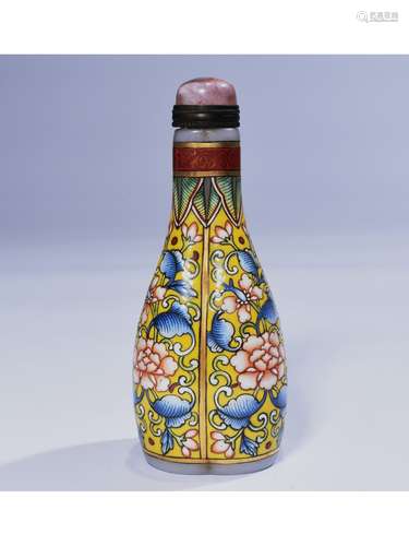 A FAMILLE ROSE SNUFF BOTTLE