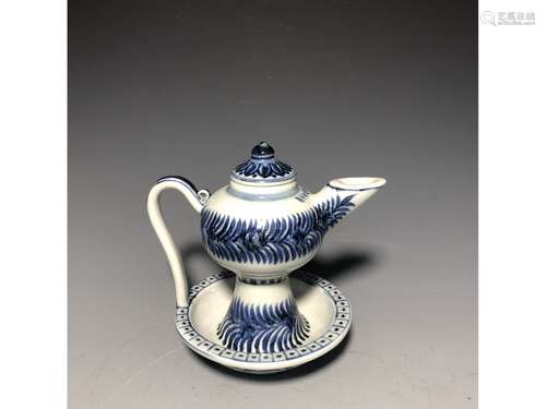 A BLUE AND WHITE WINE POT