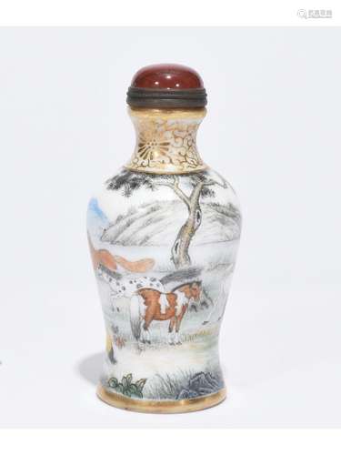 A GLASS SNUFF BOTTLE