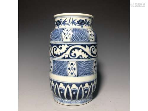 A BLUE AND WHITE VASE, XUANDE MARK