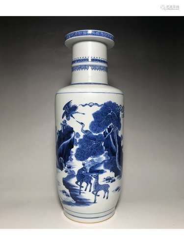 A BLUE AND WHITE MALLET VASE