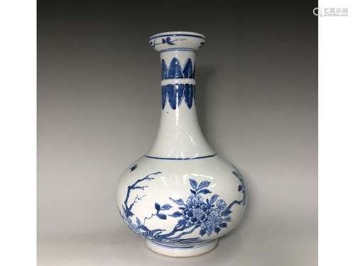 A BUE AND WHITE YUHUCHUN VASE