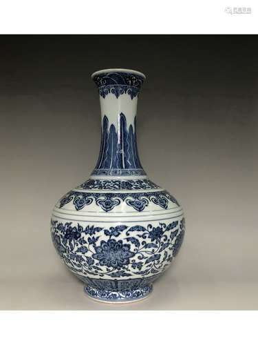 A BLUE AND WHITE VASE, DAOGUANG MARK