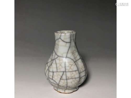 A GE-TYPE LOBED VASE, QIANLONG MARK