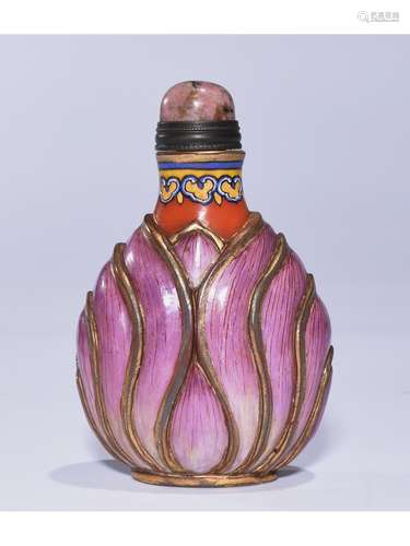 A LOTUS-FORM SNUFF BOTTLE