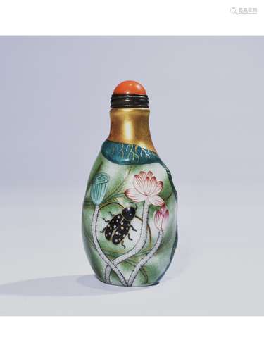 A PORCELAIN SNUFF BOTTLE