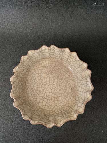 A GE-TYPE PETAL-FORM DISH