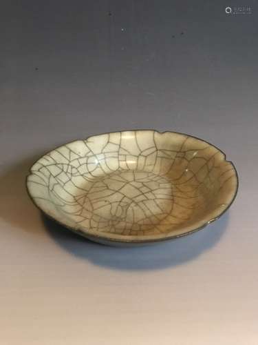 A SMALL GUAN-TYPE DISH