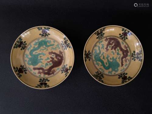 A PAIR OF SMALL FAMILLE VERTE DISH, QIANLONG MARK