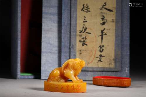 A QING DYNASTY TIANHUANG STONE SEAL
