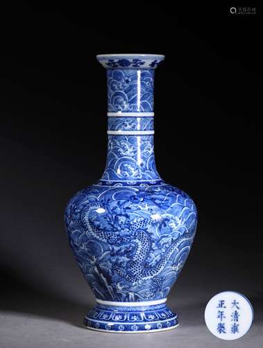 A QING DYNASTY BLUE AND WHITE DRAGON PATTERN BOTTLE