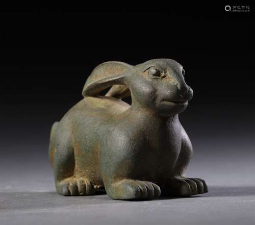 A TANG DYNASTY BRONZE RABBIT SHAPE ORNAMENT