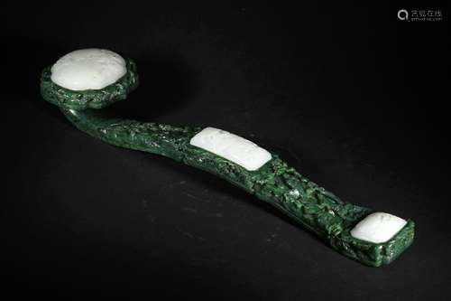 A QING DYNASTY CARVED GREEN JADE INLAID JADE RUYI ORNAMENT