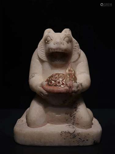 A HAN DYNASTY WHITE MARBLE BEAR SHAPE ORNAMENT