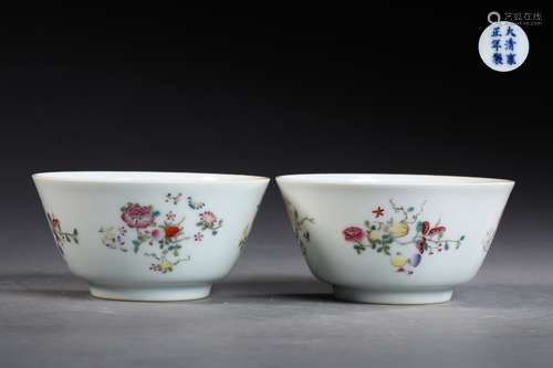 A PAIR OF QING DYNASTY FAMILLE ROSE FLOWER PATTERN BOWLS