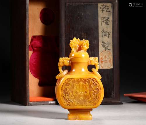 A QING DYNASTY TIANHUANG STONE BOTTLE