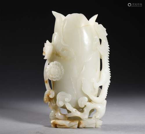 A QING DYNASTY CARVED HETIAN SEED JADE FLOWER BOTTLE