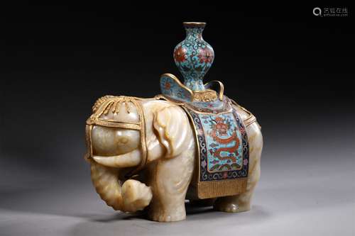 A QING DYNASTY CARVED HETIAN JADE ELEPHANT SHAPE ORNAMENT