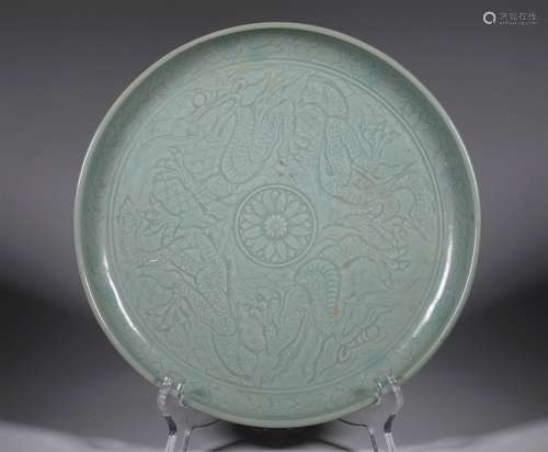 A SONG DYNASTY CELADON  DOUBLE DRAGONS PATTERN PLATE