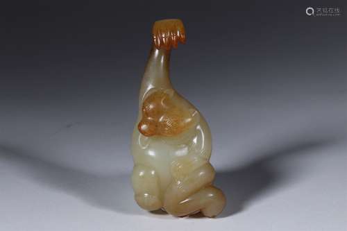 A TANG DYNASTY CARVED JADE BEAR SHAPE BELT HOOK