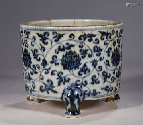 A MING DYNASTY BLUE AND WHITE THREE FEET INCENSE BURNER